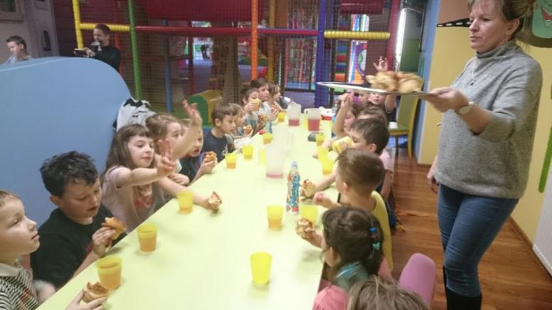 3b_nibylandia_posilek1